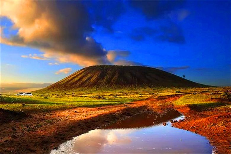 在碧绿的草原之上 察哈尔火山共有20余座, 该火山群形成于地质历史