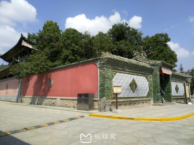 美食的向往,我们来到了这个著名的手抓羊肉店。开始没搞清状况,孩儿爸现行抵达排队,我们却在大厅没看到他的身影,打电话才发现要现在外边点餐的地方排队,然后再去里边排队交钱选肉。因为行动不便,我只好在大厅外坐着等候,老爸去里边帮忙排队。期间一个服务员小姑娘特别照顾我,问我有几个人,我答有五个。她指着旁边一个四人位子的桌子说:你们可以挤挤坐那边,刚才有人问那里有没有人,我告诉他们有人。我千恩万谢地做到了那个正式吃饭的位子,要知道彼时排位的人已经越来越多了。我们坐定之后,她还帮我们倒了茶,茶的名字没记住,应该是比