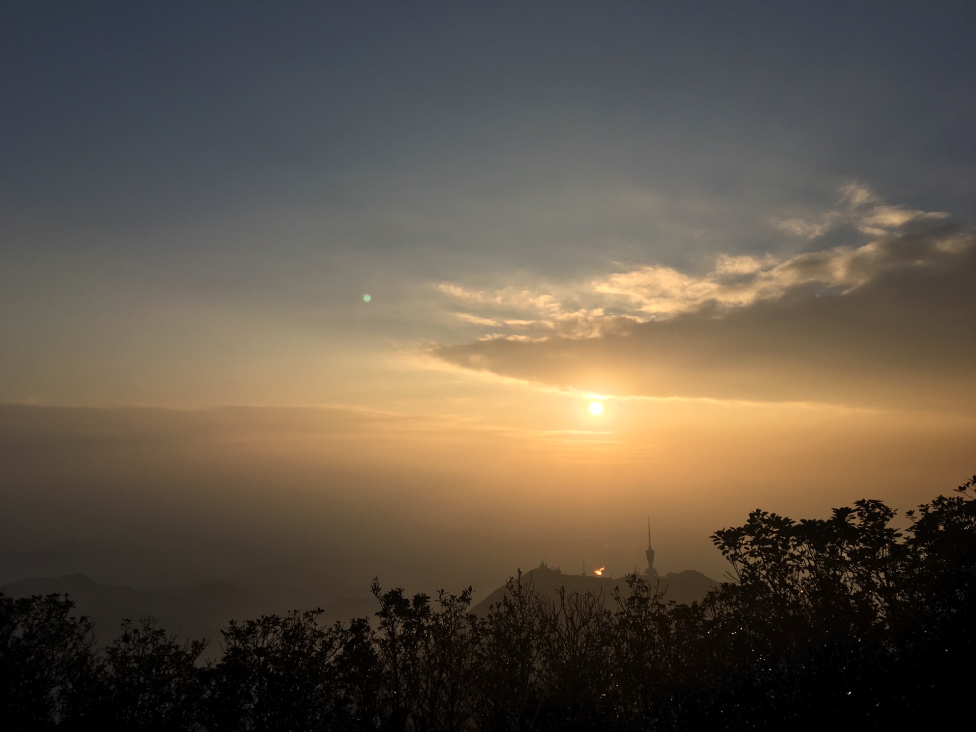 梧桐山是深圳最高的山,我们从山脚出发上山,到下山,总共历时