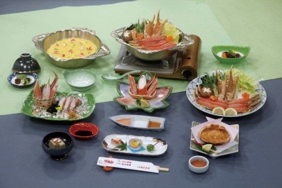 套餐名称:螃蟹肉火锅宴席 北之舞 菜品:8品 1. 前菜 2. 蟹肉豆腐 3. 醋汁帝王蟹&雪蟹 (小份) 4. 帝王蟹&雪蟹刺身拼盘 5. 雪蟹螃蟹锅(图片中显示为2人份份量,实际为1人份份量) 6. 炸蟹肉壳 7. 日本杂炊 8. 水果酸奶 套餐名称:螃蟹肉火锅会席 银之舞 菜品:9品 内容: 1.