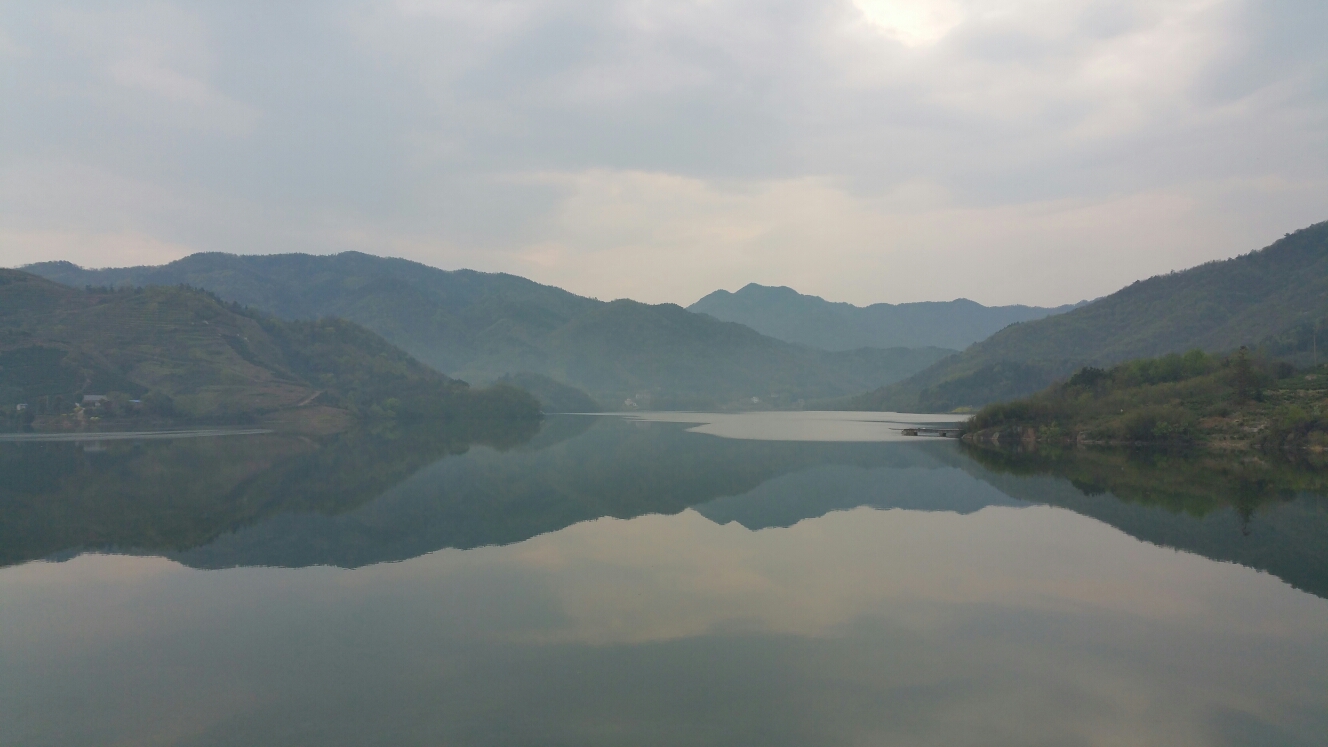 藏在深山人未识虎洞湖景好风光漫步十里长冲道清明时节在庐江