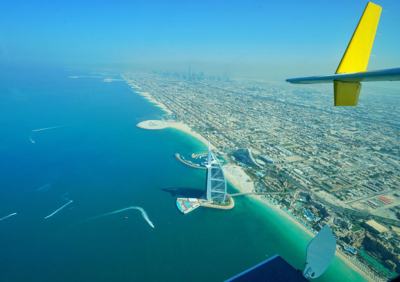 是迪拜优秀的酒店之一,酒店所处位置优越,两侧是迪拜海岸,酒店邻近