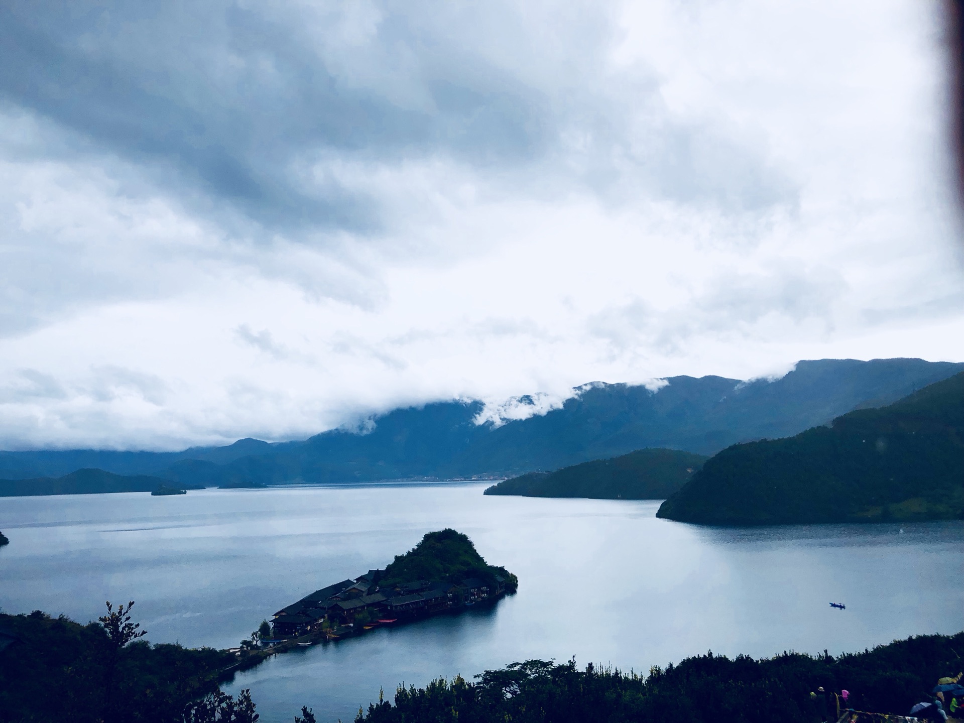 泸沽湖拍婚纱照_泸沽湖水性杨花图片(3)