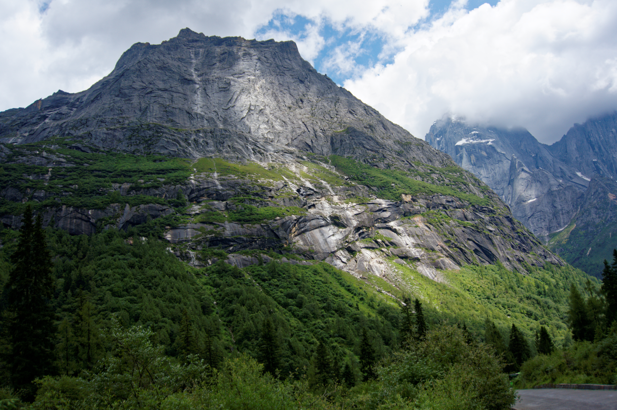 8公里,主要以雪峰,牧场,草地,森林等为主,是四姑娘山最美丽的一条沟.