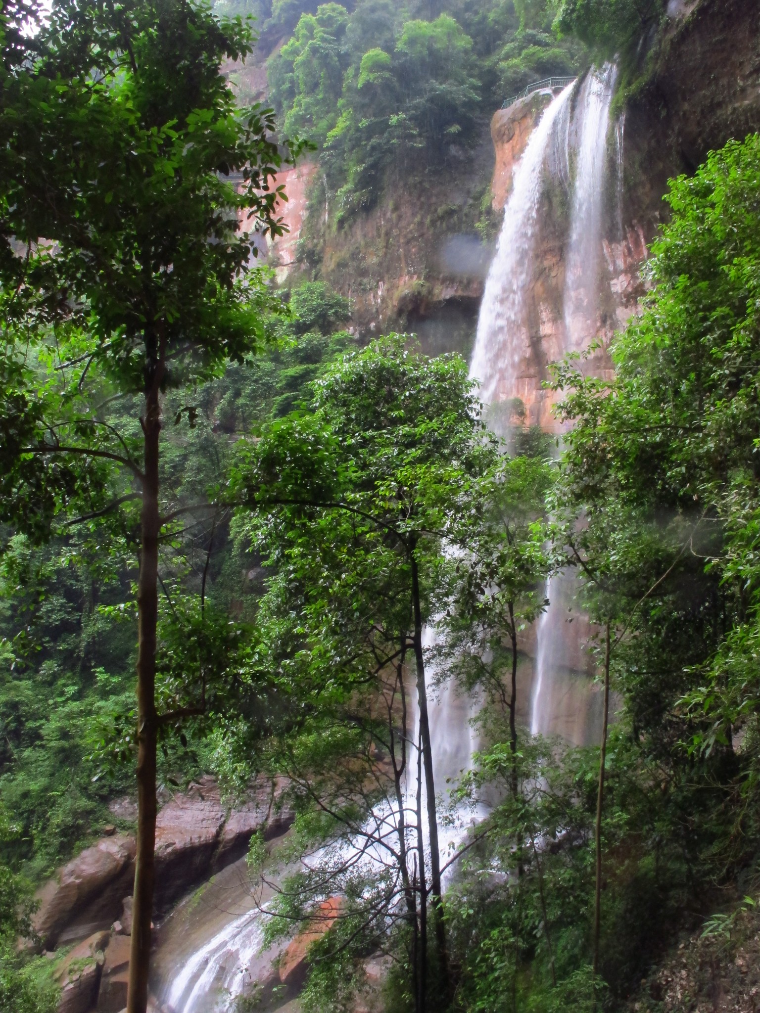 赤水之燕子岩瀑布 深谷中的美景