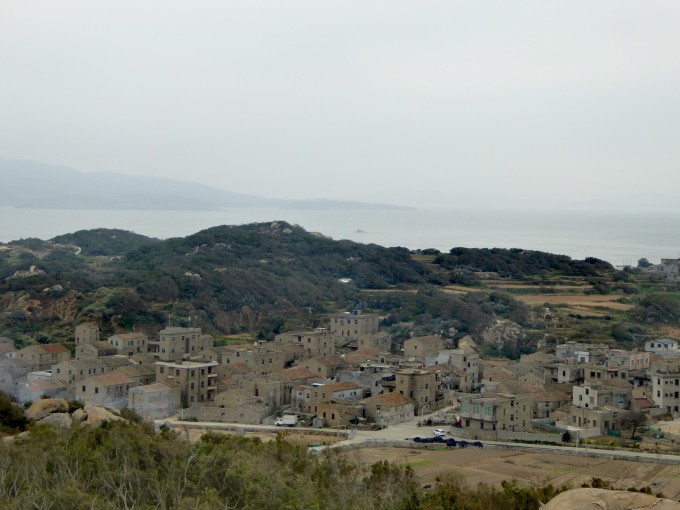 大福村的东边山连成一脉,共同组成海坛国家重点风景名胜区青观顶景区。区内原以丘陵石景、 岬角海湾、寺庙建筑为主要景观特色,主景点"一片瓦"已有道路直通,慕名前来游览的旅客四季不绝。 该次军演为中外所瞩目,展示了人民解放军的雄厚实力和维护国家统一的决心,对于打击"台独"分子分裂祖国的可耻活动、打击反华势力、捍卫国家主权利领土完整,起到了十分重要的作用。老虎山作为演习的重地而藉此扬名。这里,部队为演习需要构筑的观礼台、飞机场、坑道壤沟等军事设施,规模宏大,蔚为壮观。这
