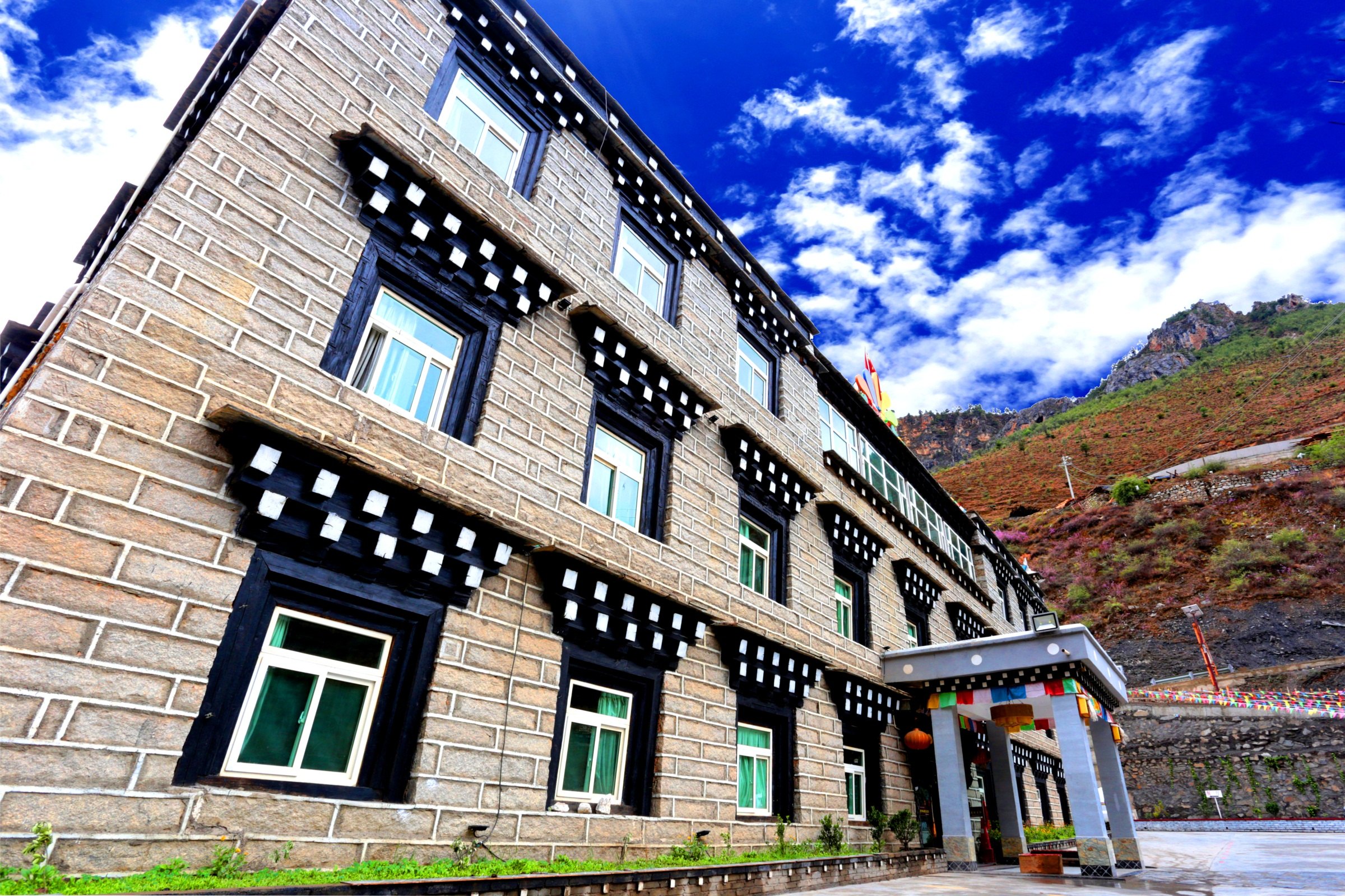 亚丁村住哪里好，亚丁村性价比高的酒店推荐，亚丁村住宿攻略
