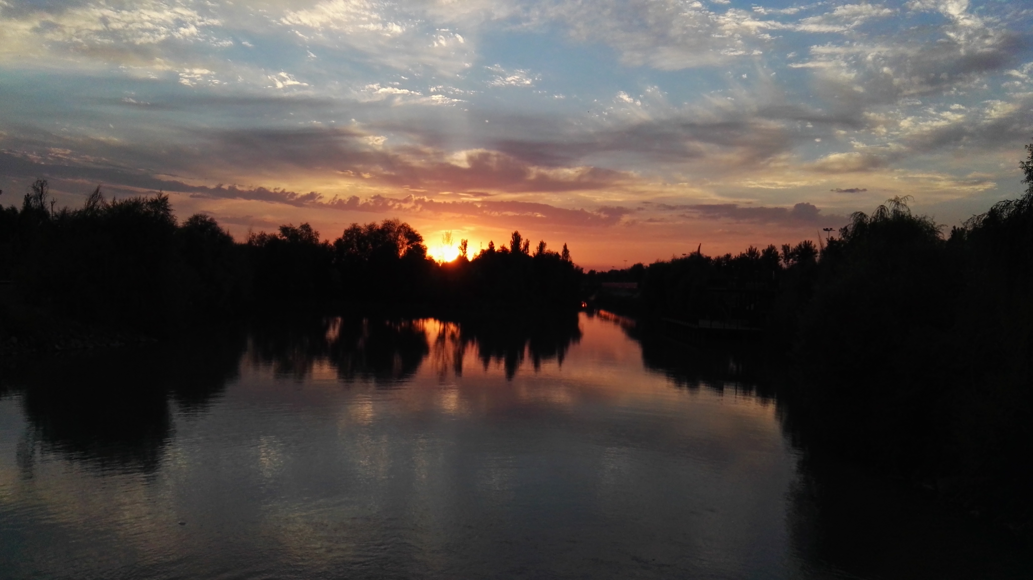 想去新疆伊犁自由行,请问民风如何,安全吗?