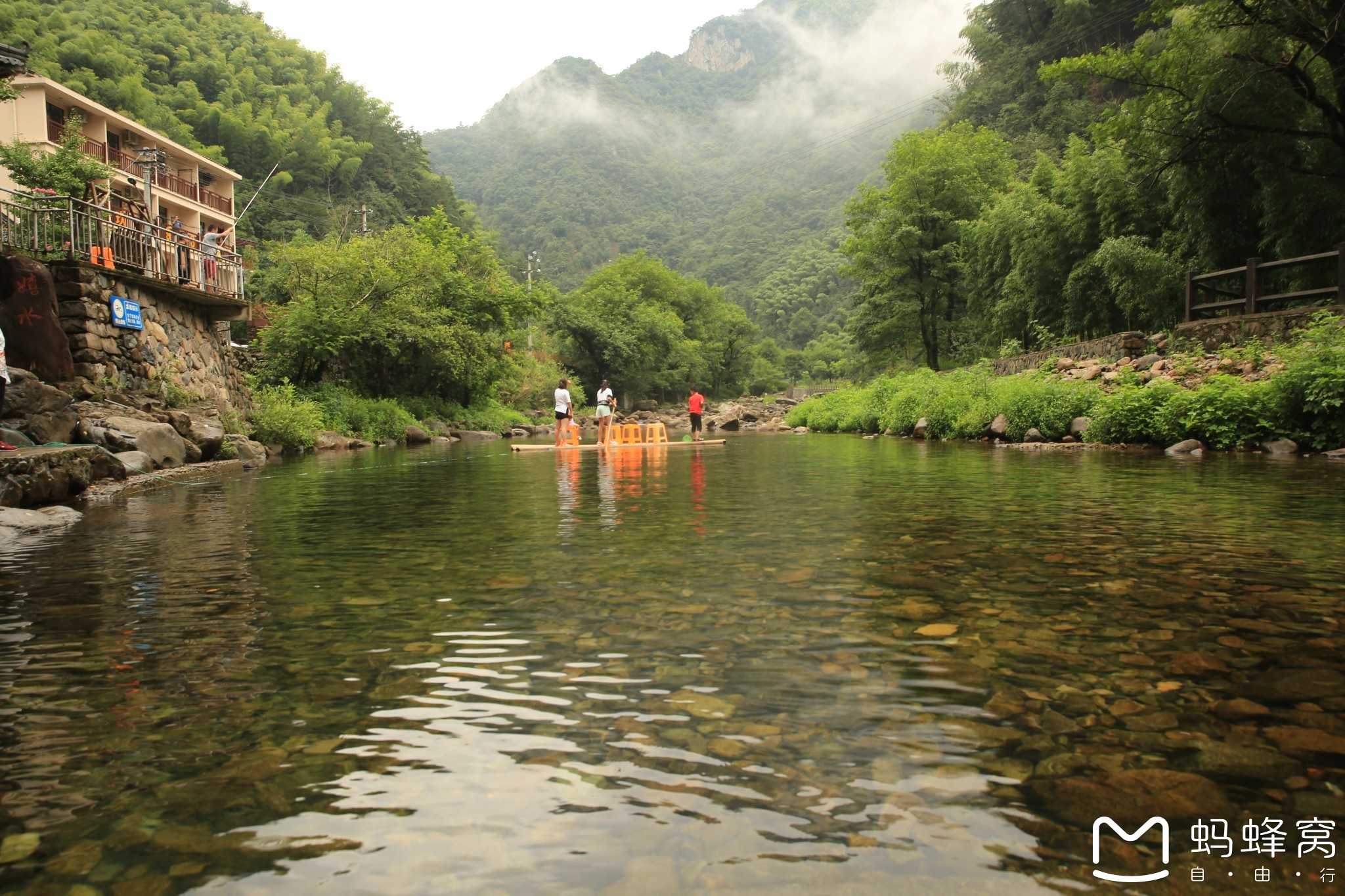 农家乐前面山水溪沟,清晰见底山水,戏水避暑好地方.