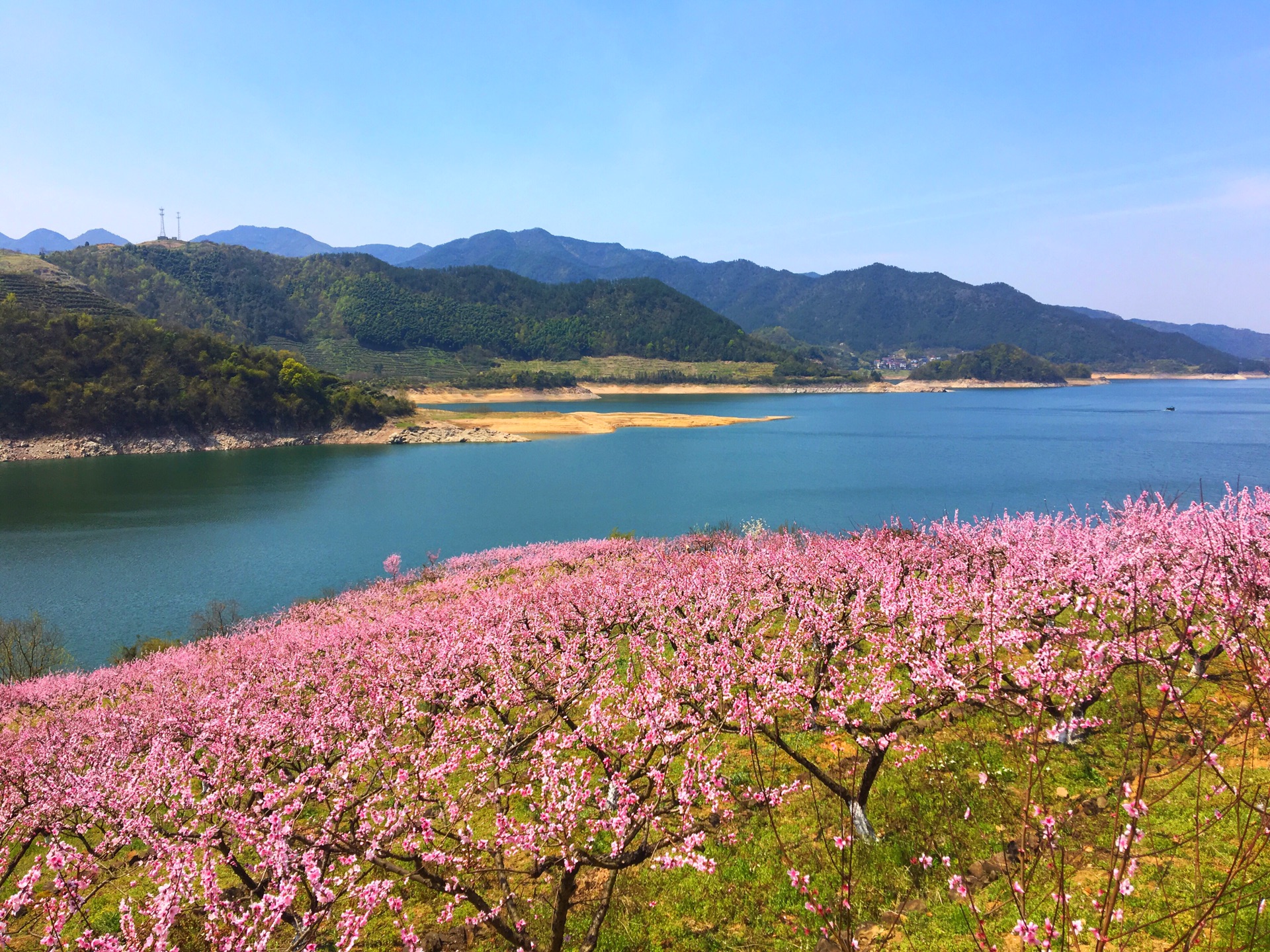 浙江最美的桃花源---新昌沃洲湖香炉岩