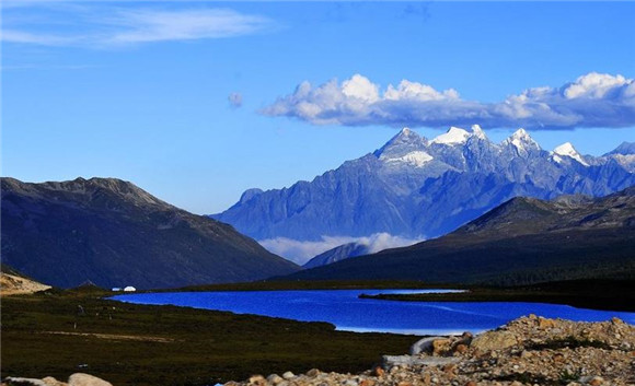 折多山上的明珠红海子,游客稀少,整座雪山整个湖泊都属于你