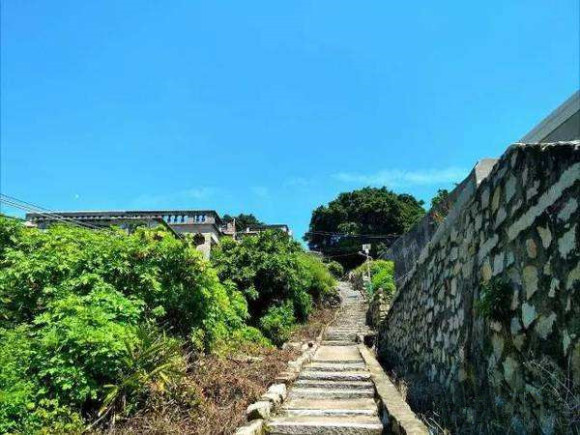 南门湾 - 用左耳去听,那是自然的声音 2015年,因为电影《左耳》,这里渐渐被大众所知。青春时撒下的泪水都早已被大海冲淡,不变的却是那时刻都在改变的风景。有人说海湾都一样,靠海闻名。但南门湾绝不仅仅只是看海的地方,独特的人文气息赋予它更多特色风景。这也是它不可被取代的原因。如果你想找寻南门湾观赏的视角,那一定是文公祠前的天台,俯瞰大海与小镇,认真聆听自然的声音。 马銮湾 - 中国的夏威夷,也是渔民的乐土 沙子干净细腻,海浪平缓,无数国内外游客每年夏季都纷纷前往这里,感受“中国夏威夷