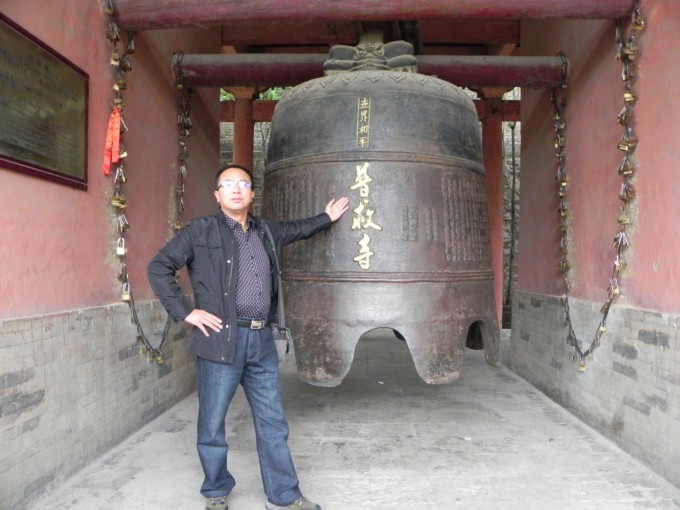 县大佛寺的石琴,并称为我国四大回音建筑。 历史名剧《西厢记》,描述了张生和崔莺莺的恋爱故事。当年,张生赴京赶考,途中遇雨,到普救寺游玩。碰巧,在寺内看见了扶送父亲灵柩回乡时滞留在寺内的崔莺莺。两人一见钟情。张生当年的读书处西轩,就在大雄宝殿的西侧。莺莺和她母亲、侍女红娘居住的梨花深院,就在大雄宝殿的东侧。在这里有张生越墙会莺莺的跳墙处,也有张生上墙踩踏过的杏树。 莺莺塔在明嘉靖三十四的那次大地震中也被毁掉了,现今我们看到的,是公元1563年重修的。塔内外呈四方形,塔檐呈微凹的曲线形式,这些都说明