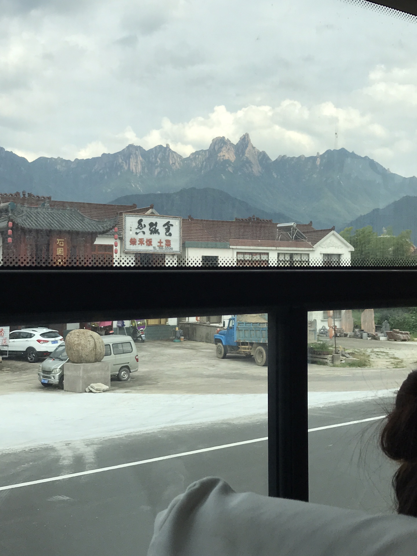 高铁站的接驳车.这是九华山景区外围的小镇.