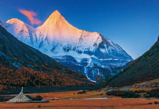 意为"金刚手菩萨",位于四川省稻城亚丁风景区,是"三怙主"雪山的东峰