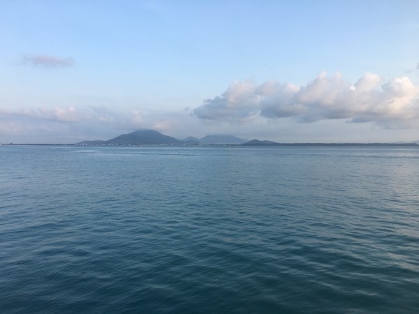 是清风给了我力量,还是生活怂恿我前行? 序: 旅行是修行,风景是自然的力量和个性;人文是土地的信仰和品格。 我的旅行是透过另一个你不熟悉的风景和人/相处方式打开自己一扇门。 不论多远,宁可一个人,也不找道不同的伴。 泰国是一个迈开腿张开嘴,就可以放心大胆走的国家。 当然防人之心不可无,但是只要张开嘴,哪怕不会英语会指出来写出来,都有人能帮你指路的呢。 泰国菜,没有网评那么好吃吧,尤其是路边摊没有惊艳。酸酸甜甜的口感大部分女生接受度比较高,但是L先生真的是活生生7天没有吃饱,都是靠酒店的早餐+海鲜过活。