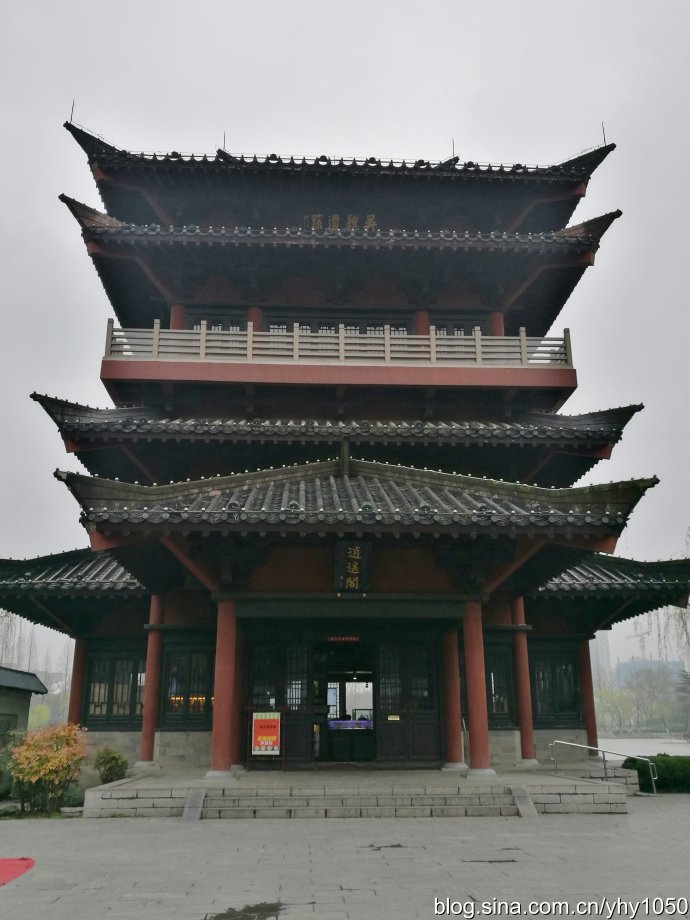 园中的最高建筑物---逍遥阁,恐不是古建筑,是现代仿制的吧?