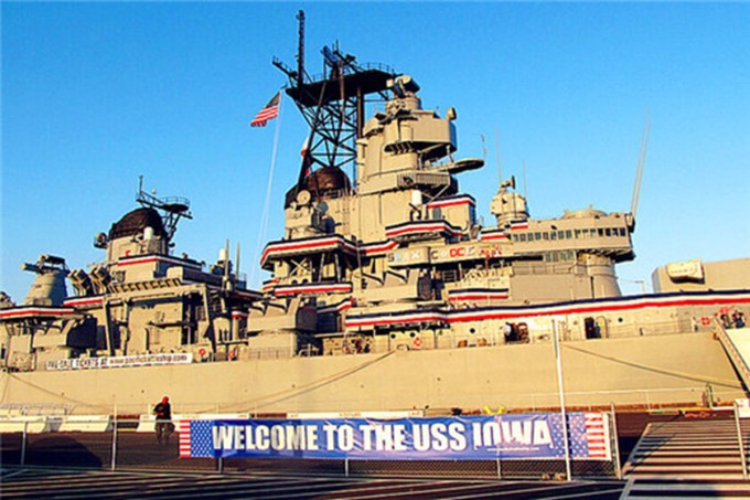 图:洛杉矶爱荷华军舰。