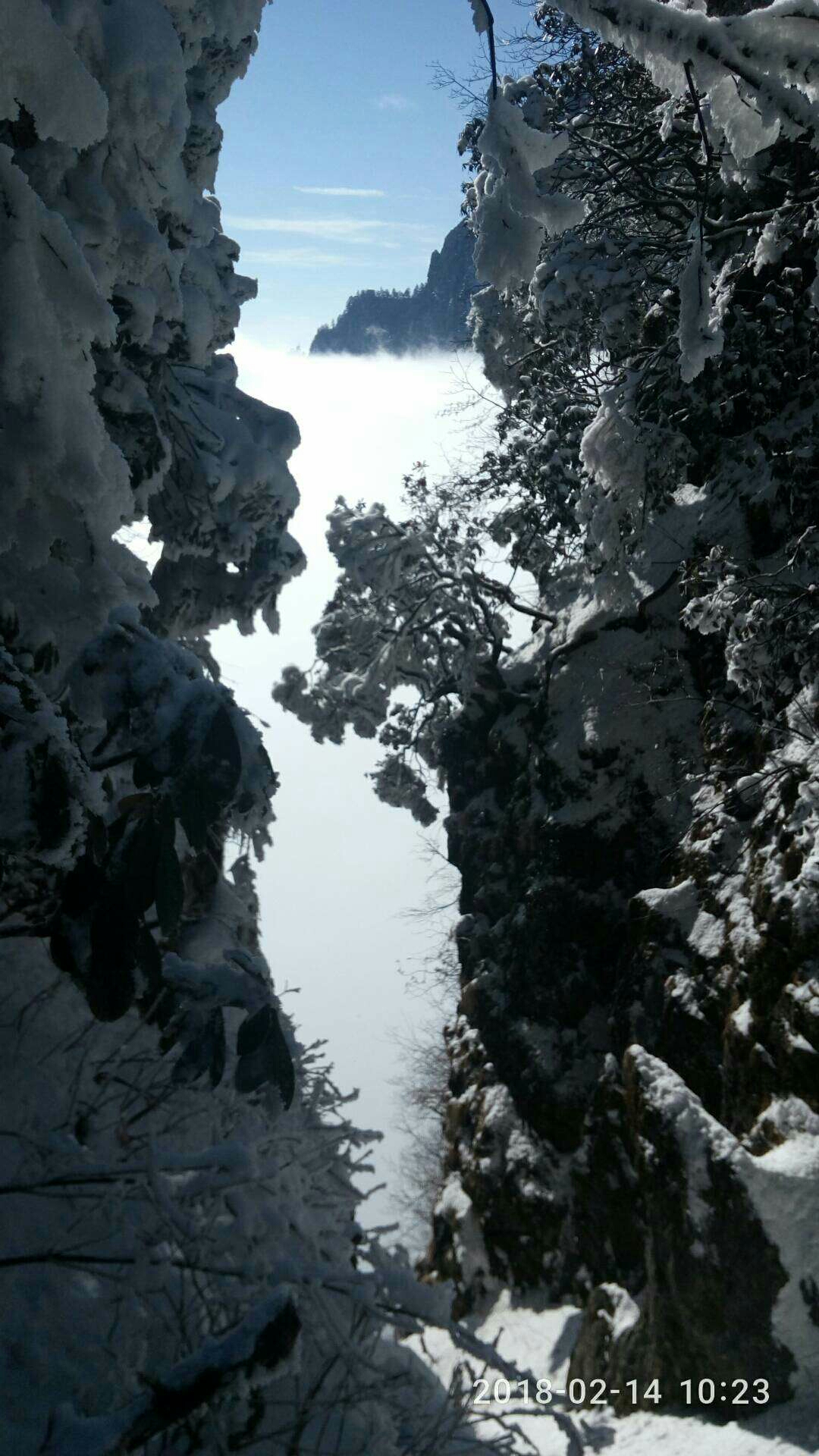 独照峨眉峰