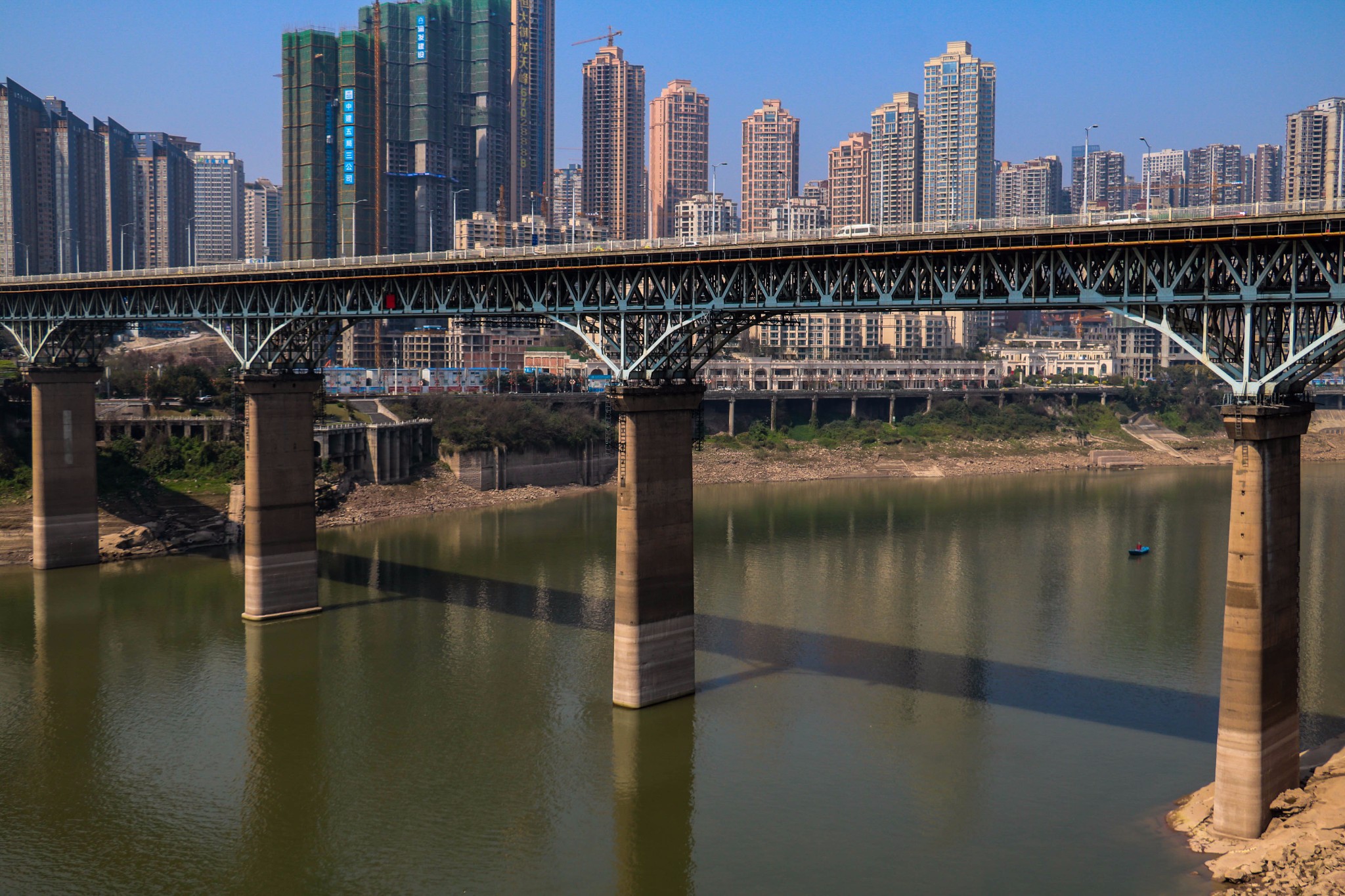 牛角沱嘉陵江大桥的建成通车前后历经8年时间,重庆人克服了苏联专家