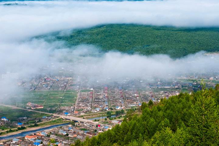 游览龙岩山,可拍摄日落,俯瞰莫尔道嘎