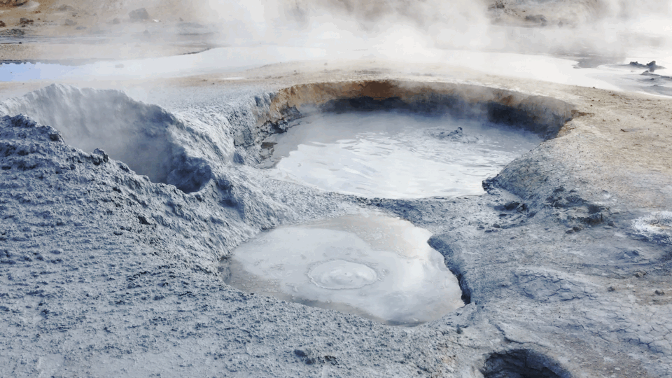 沸腾的岩浆为灰色,如同搅拌的水泥一般,温度高达100摄氏度,参观时不