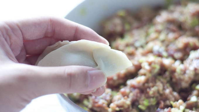 饺子馅正确的配方 wKgED1xJIKCAVwcFAAOqAl0V8tY79.jpeg?imageView2%2F2%2Fw%2F680%2Fq%2F90