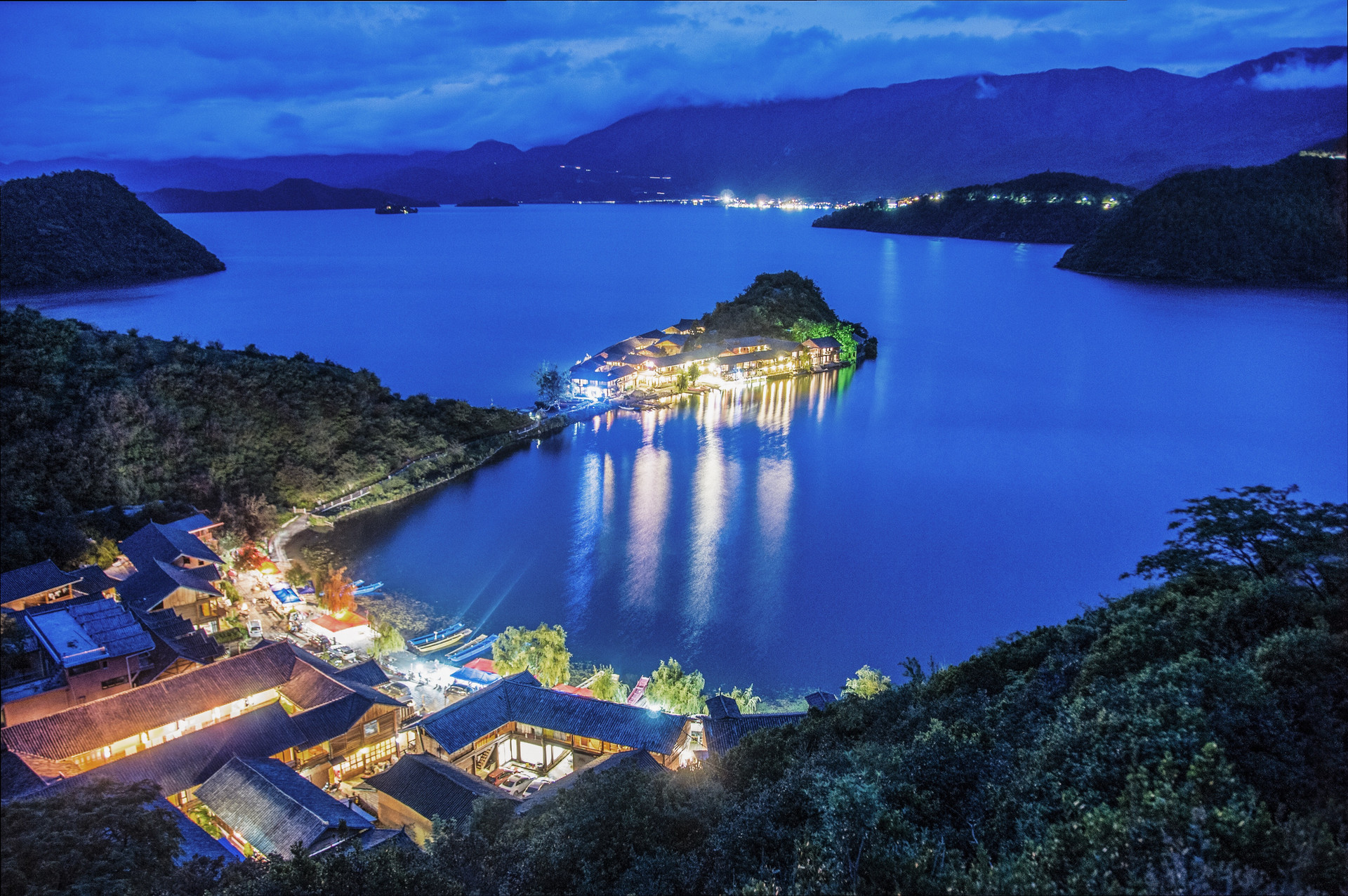 泸沽湖夜景