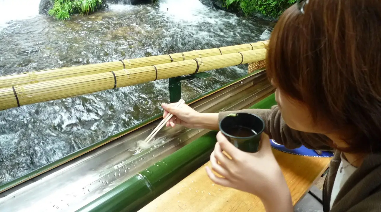 品味流水素面和神话源流             山林中的天安河原是日本神话的