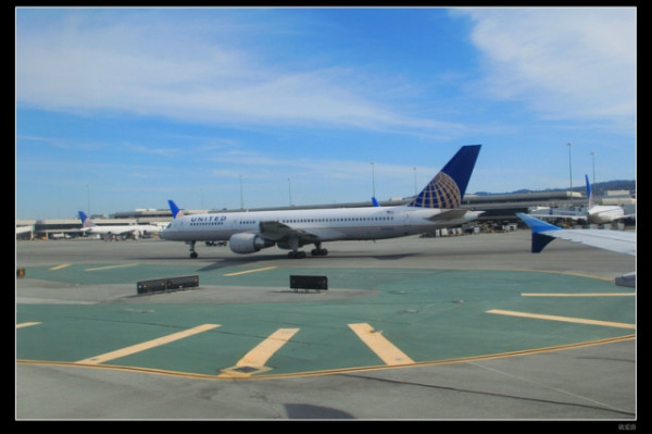 飞机免费托运多少件 wKgB20_-wl_fbYzYAAOzclKSHtw42.jpeg?imageView2%2F2%2Fw%2F600%2Fh%2F600%2Fq%2F90