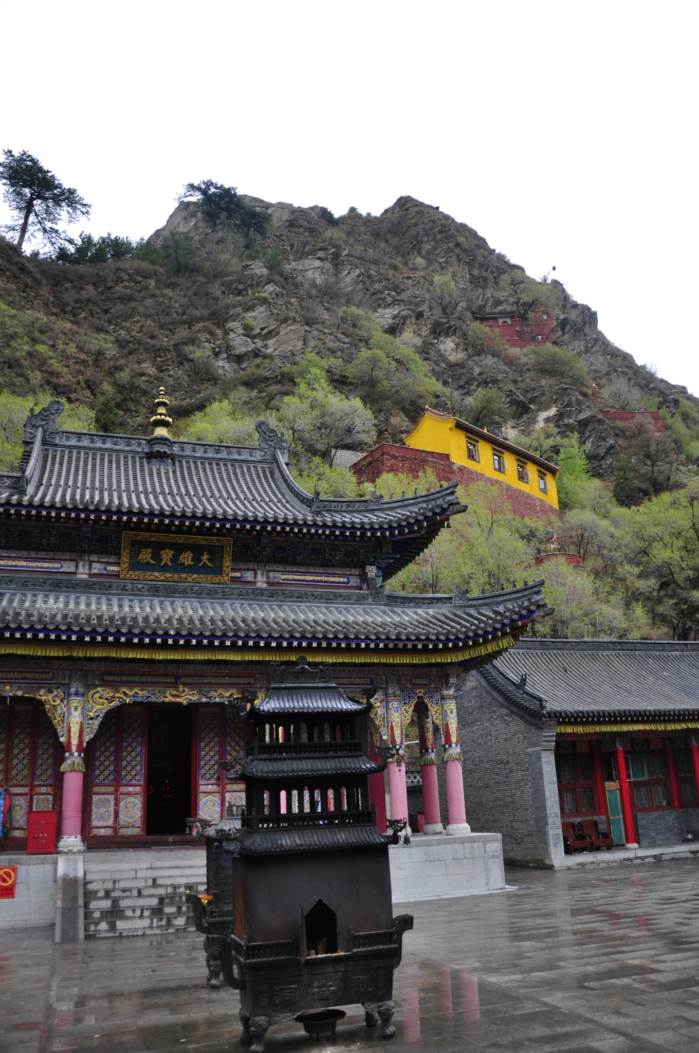 【五台山五人行-北京到五台山台怀镇雨雪中的寺庙朝拜