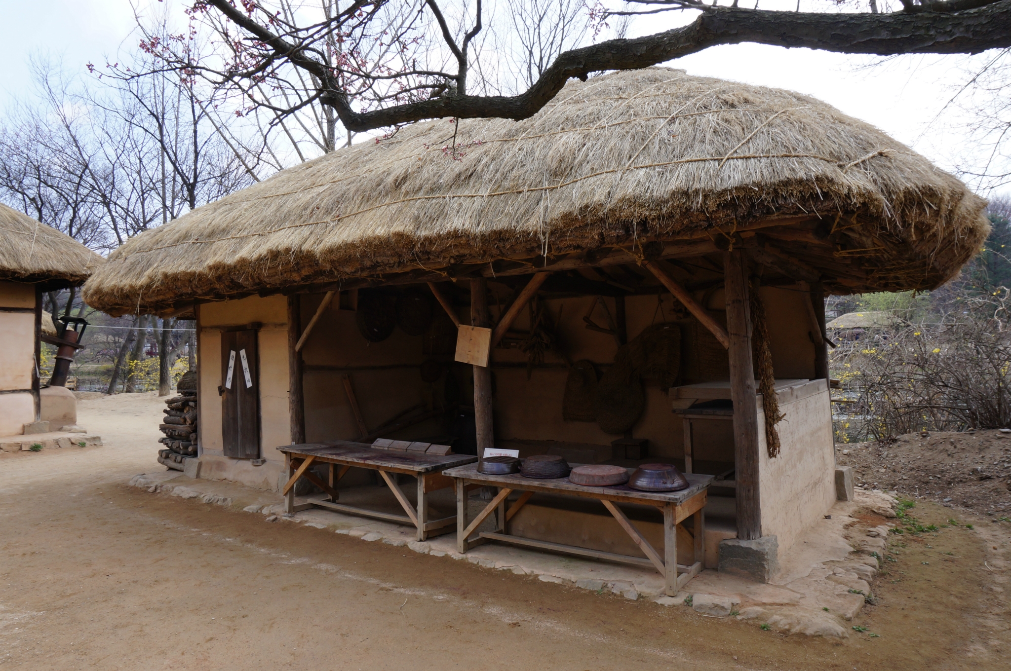 古代韩国住茅草房都是老板姓,住瓦片房都是有钱人,两班家住的房子就