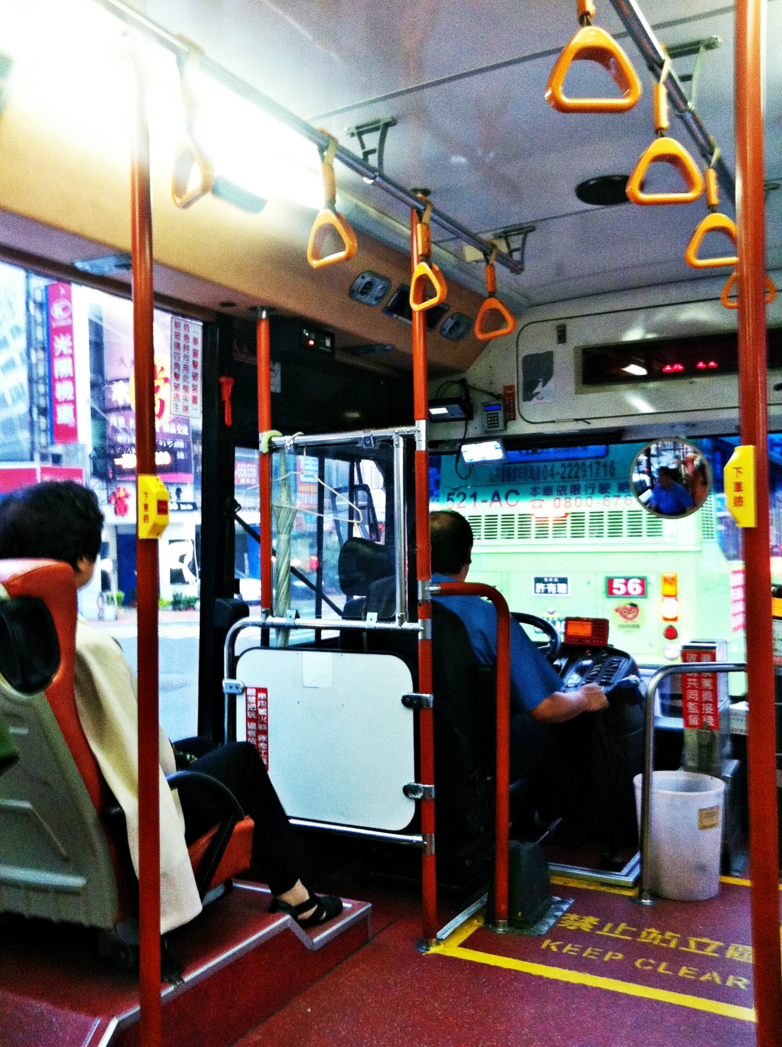 台湾的公交车内部设计非常体贴细致.每个座位前都有下车按铃.