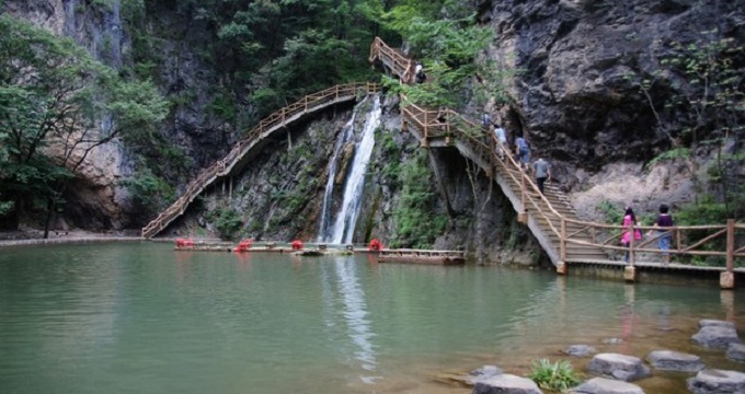 丹凤县风景优美,是陕西省会西安的"后花园",凤冠山自然风景区虽经岁月