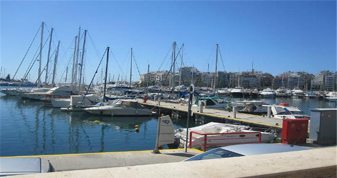 尼科斯湾畔,是主要的造船和工业中心,也是地中海沿岸重要的商业港口