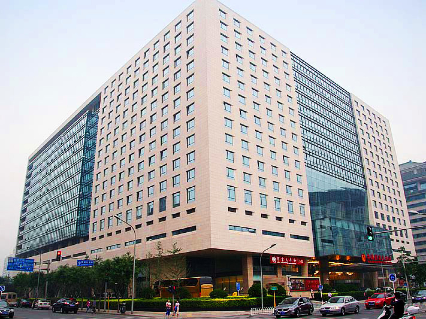北京华滨国际大酒店地处北京政经腹地西单路口。东望中南海、紫禁城,直面长安街、人民大会堂,是京城仅有不多的可直视天安门、国家大剧院的观景建筑。酒店距金融街咫尺之遥,政府各大部委、中央企业分布周边,多条地铁线路交汇于此。北京华滨国际大酒店外观设计时尚庄重,内饰温馨典雅,缔造出低调的奢华。酒店拥有各类风格的现代化精美客房近五百套,其中包含设有简易厨房及洗衣机等设施的长住房。客房内配有超薄液晶电视、mini冰箱、智能化保险箱、宽带上网、VOD数字点播系统等便利的高科技设施。俯瞰窗外,可将中南海、紫禁城尽收眼底。酒