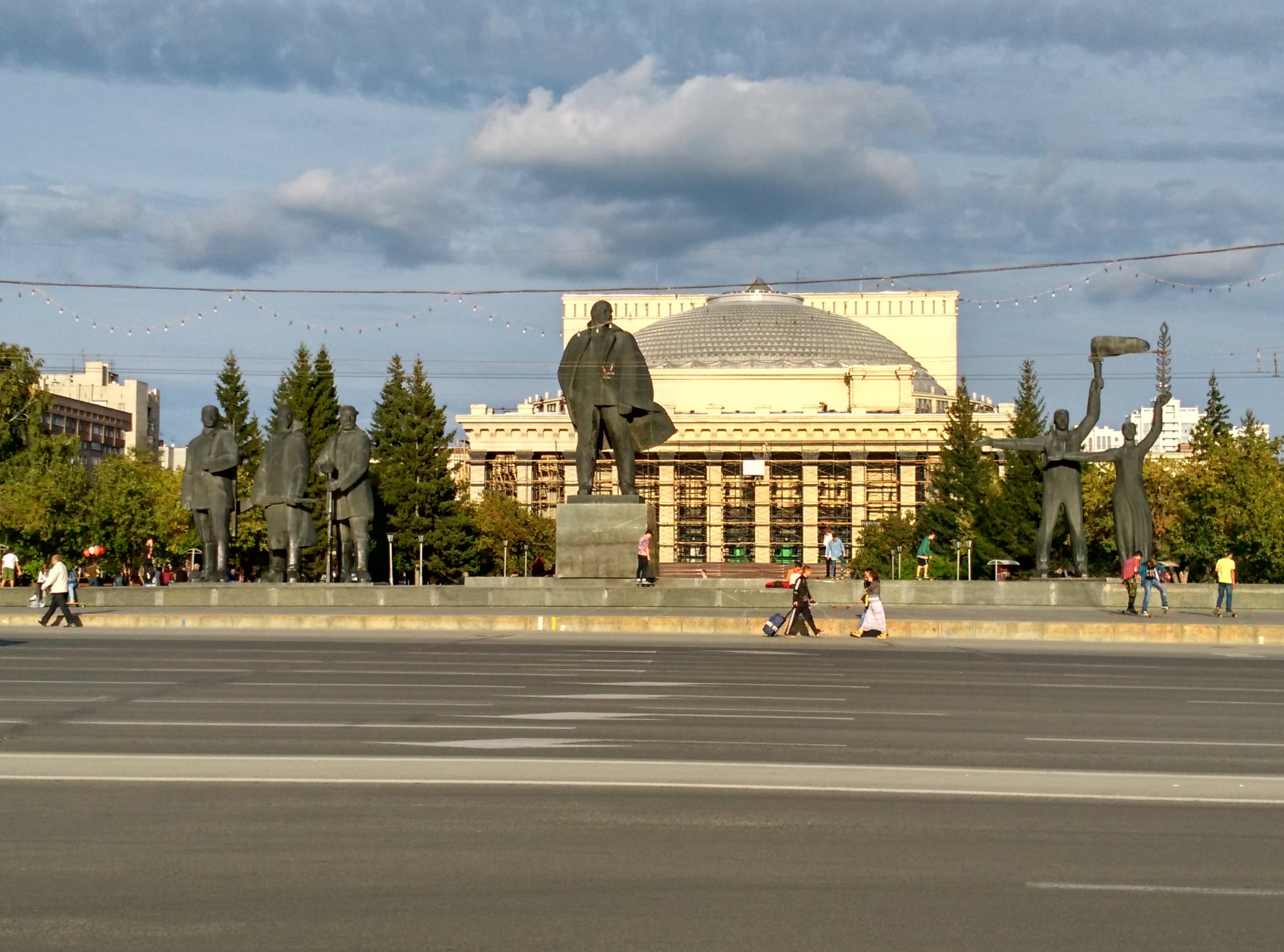 夕阳下的列宁广场和国立歌剧芭蕾舞剧院全景