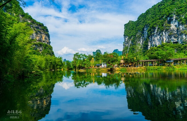 德天瀑布位于广西壮族自治区崇左市大新县硕龙乡德天村,中国与越南边境处的归春河上游,是亚洲第一、世界第四大跨国瀑布。德天瀑布位于大新县归春河上游,距中越边境53号界碑约50米。清澈的归春河是左江的支流,也是中越边境的国界河,德天瀑布则是它流经浦汤岛时的杰作。 没有壶口瀑布的恢宏澎湃,没有黄果树的宽阔奇特,德天瀑布却集秀美婉约,磅礴壮观于一身,将两者融合得浑然天成,自成一体白色如练的瀑布,从远至近,走至瀑布旁边,然后拾级而上,走到瀑布上边树林中,不论从哪个角度看,都非常美丽! 花千骨大新县取景地之