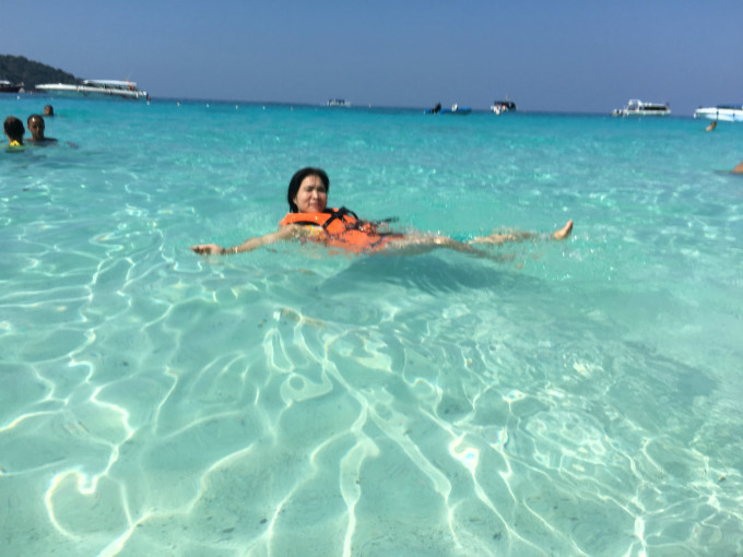浮潜的时候,快艇提供浮潜装备。 由于我之前去麻袋时买的浮潜装备还在,就自带自用,更卫生放心。后来去珊瑚岛有比较多的自由活动时间,我们用自带的装备又可以浮潜。总之,是自己带装备更方便实用。 1元人民币=5.2泰铢,直接跟导游换了1000人民币。导游很贴心地已经事先准备好有整钞零钞的小袋,方便用零钞付小费。