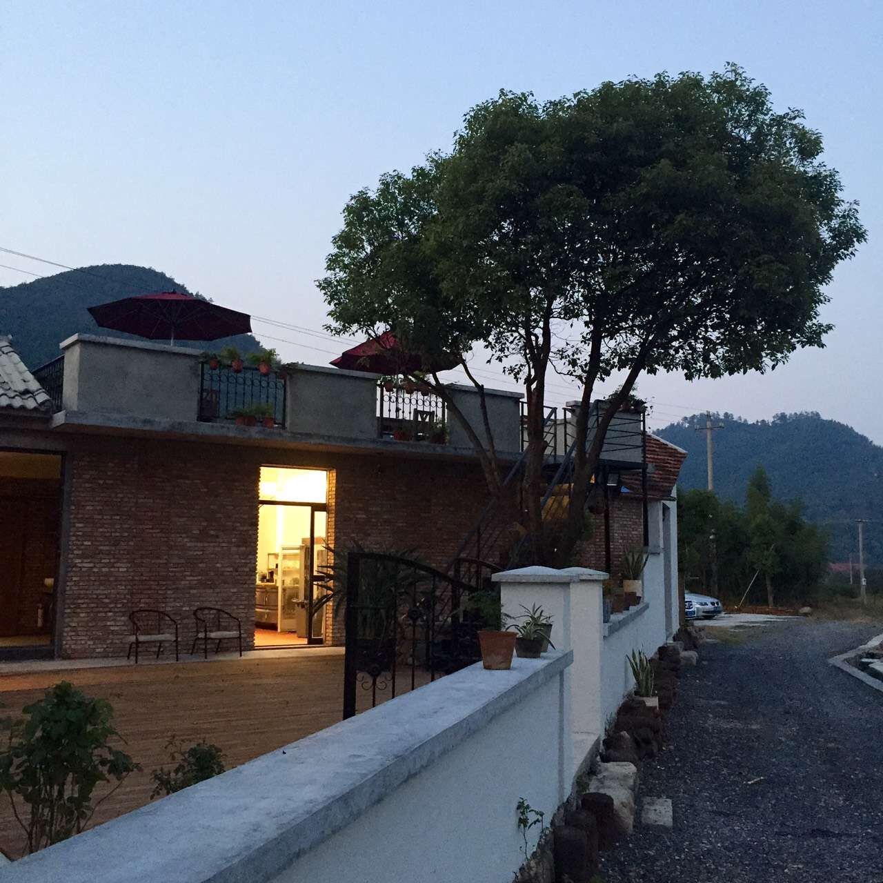 在上墅乡上墅村,有一家"特别"的民宿,叫做"松果花园".