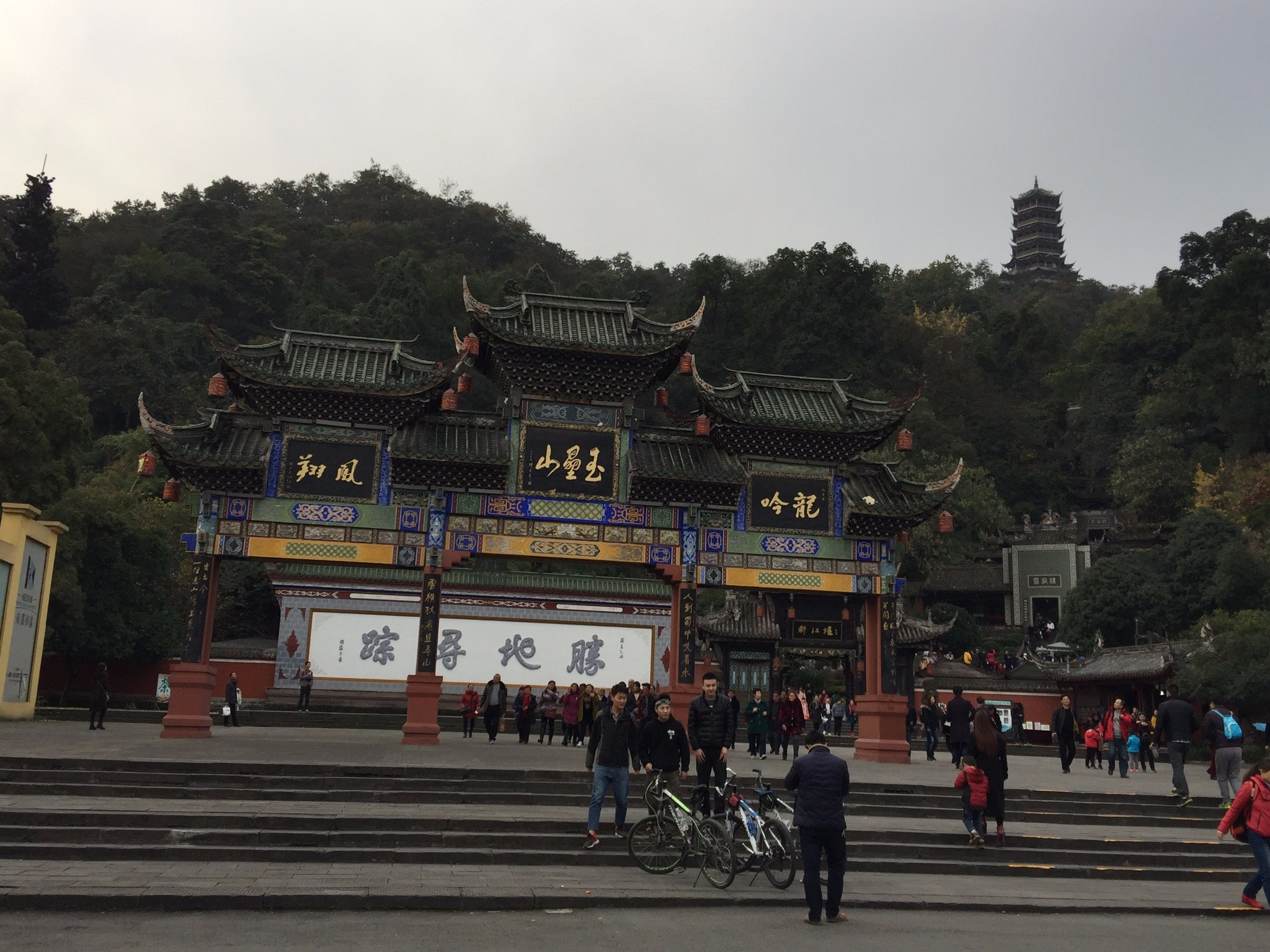 峨眉山2日游人均多少钱_峨眉山金顶图片