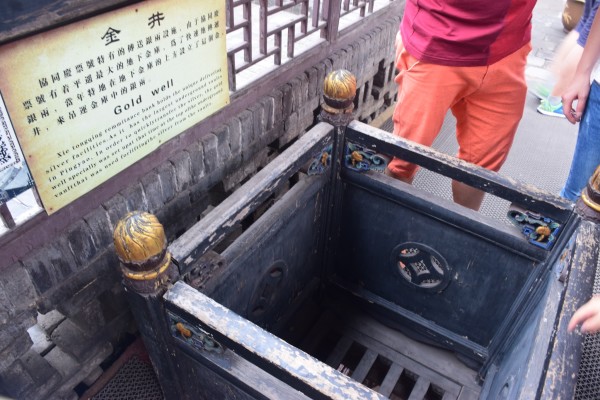 山南禅、佛光二寺院,这处殿堂整体梁架结构严密,用材规格,符合力学原理,工艺精湛,作工精细,1000多年来岿然如故,完全榫卯结构,没有一根钉子!这也算是全国之最了! 五代是割据战乱的时期,从那时保存至今的古代建筑全国仅有几座,彩塑作品更为罕见,除敦煌莫高窟中有少量五代彩塑外,镇国寺万佛殿内的彩塑,是全国寺观庙堂中保存至今的唯一五代作品。 有人看大殿,没敢对着佛像照相,对不起您几位。 您看看多漂亮 从两边的月亮门,可以进入到后院。 后院主建筑是三佛楼,东边是观音殿,西边是地藏殿。 万佛阁