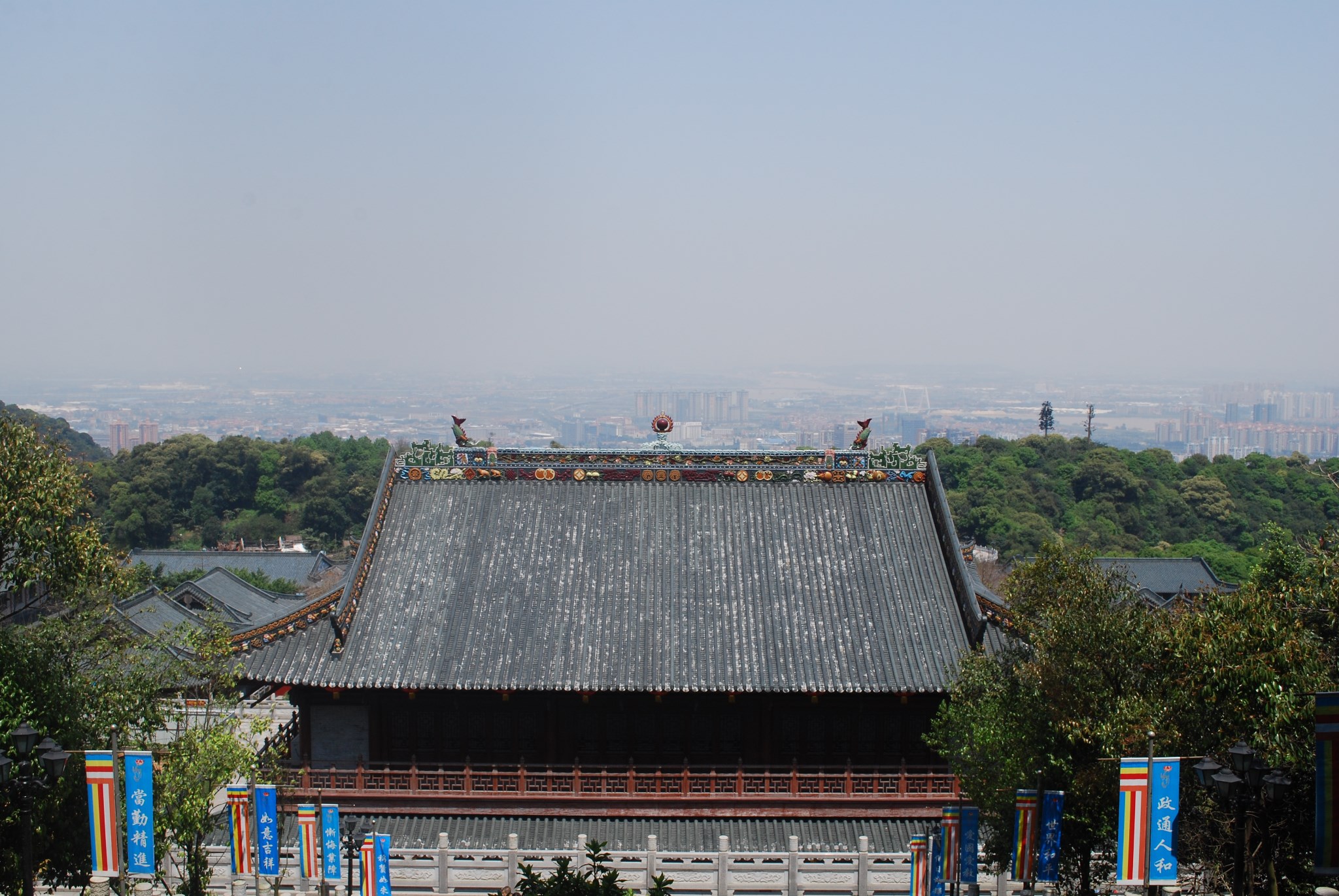 藏宝阁的正后方: 同样是晴朗的周末,宝峰寺的香火显然没有莲花山的