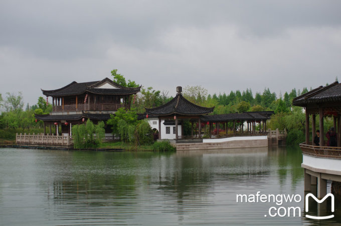 --> 尚湖风景区位于常熟城西,虞山之南。因商末姜太公为寻访仲雍在此隐居垂钓而得名。宽广的湖面与十里虞山相映,有飞蝶扑山之姿。拂水长堤横卧湖中,荷香洲、钓鱼渚、鸣禽洲、桃花岛等七个洲岛形成湖中有岛,岛中有湖的独特景观。外湖烟波浩渺,凫鸥翻飞;内湖碧波涟涟,菱荷滴翠,鸢翔鱼泳。太公问钓、湿地闻莺、画舸晴波、弦歌渔乐、湖甸烟雨、双亭遗踪、拂水揽月、天香竞艳、风荷流香、云崖飞瀑是尚湖十胜景。 八百公顷湖水清洌,水质一直保持国家地表水二类标准,水质之优居苏南各湖之首,有秀水甲江南美誉。近千亩湿地奇观,遍布池杉