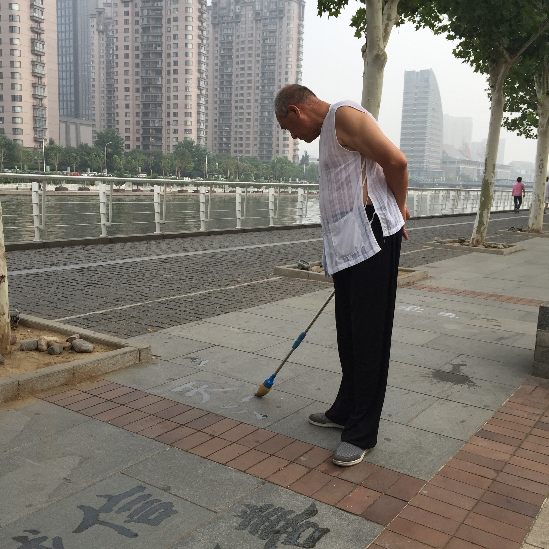 一个人,吹吹风,散散步,喝喝酒.
