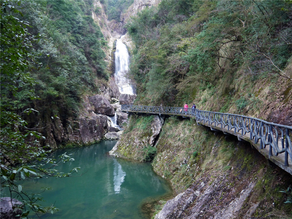 下午推荐游览龙湾潭景区,这里有七折瀑绝景,还有高空u型玻璃平台,值得