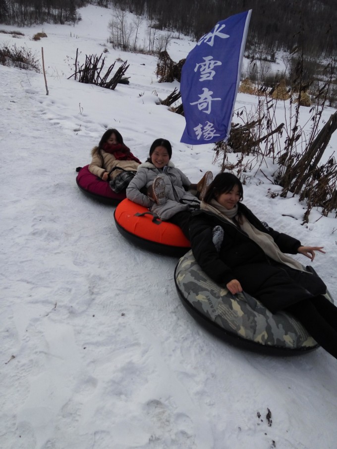 南方姑娘们第一次感受冰天雪地的乐趣a姑娘雪爱女美生图片