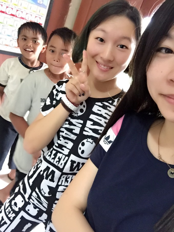 当地英语老师资源匮乏,孩子们的英语基础也较差,去支教在我们看来或许是一件小事,但是对孩子们而言,能够上一节有意义而充实的英语课,是头等大事。 第一天开会过后,负责人gede给我们发了我们要用的教材,我们被分配去教四年级的孩子们,其实拿到教材的时候就感觉身上的担子一下子沉重了许多。 第二天来到支教的小学,孩子们都在校门外伸长了脖子迎接我们,见我们到来,大家又一窝蜂往教室里钻。 教室很简陋,十几张看起来用了很多年的木头桌椅,教师前面挂了一个白板,在简单的自我介绍之后,我教师生涯的第一节课开始了。 因为我们一开