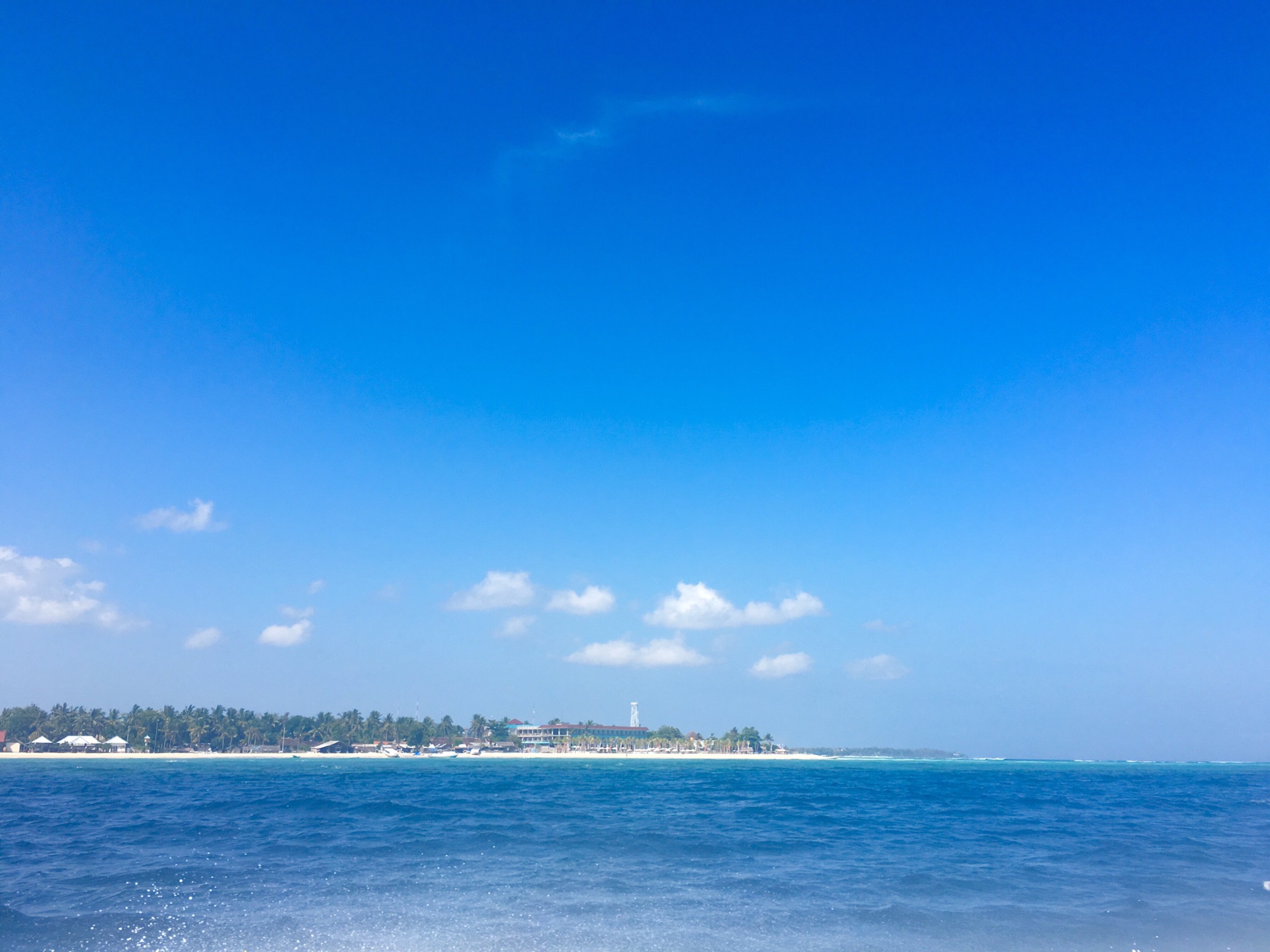 大海呀大海,我爱你!蓝梦岛美极了!蓝蓝的清澈海水,完全清晰可见!