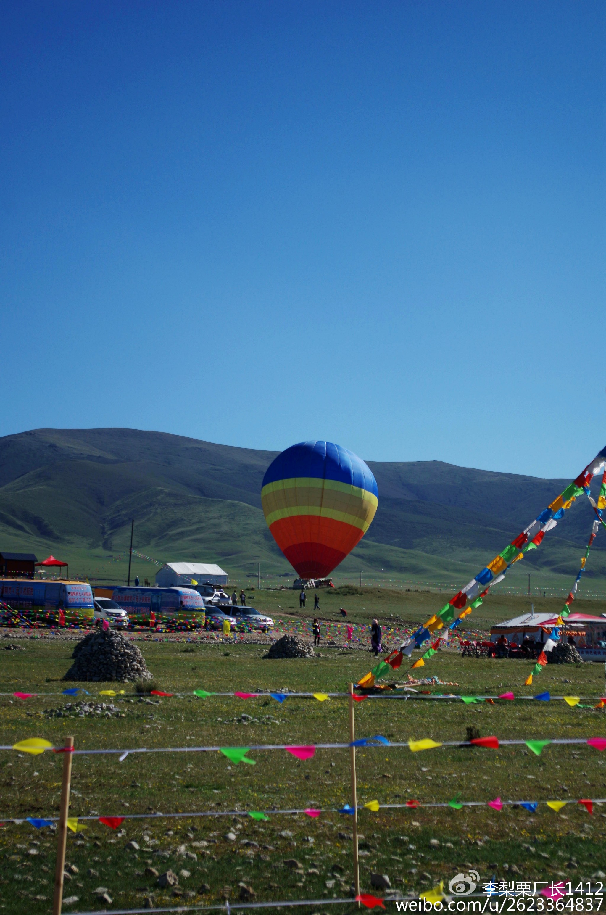 青海湖边的热气球,背后的山貌似是南山?